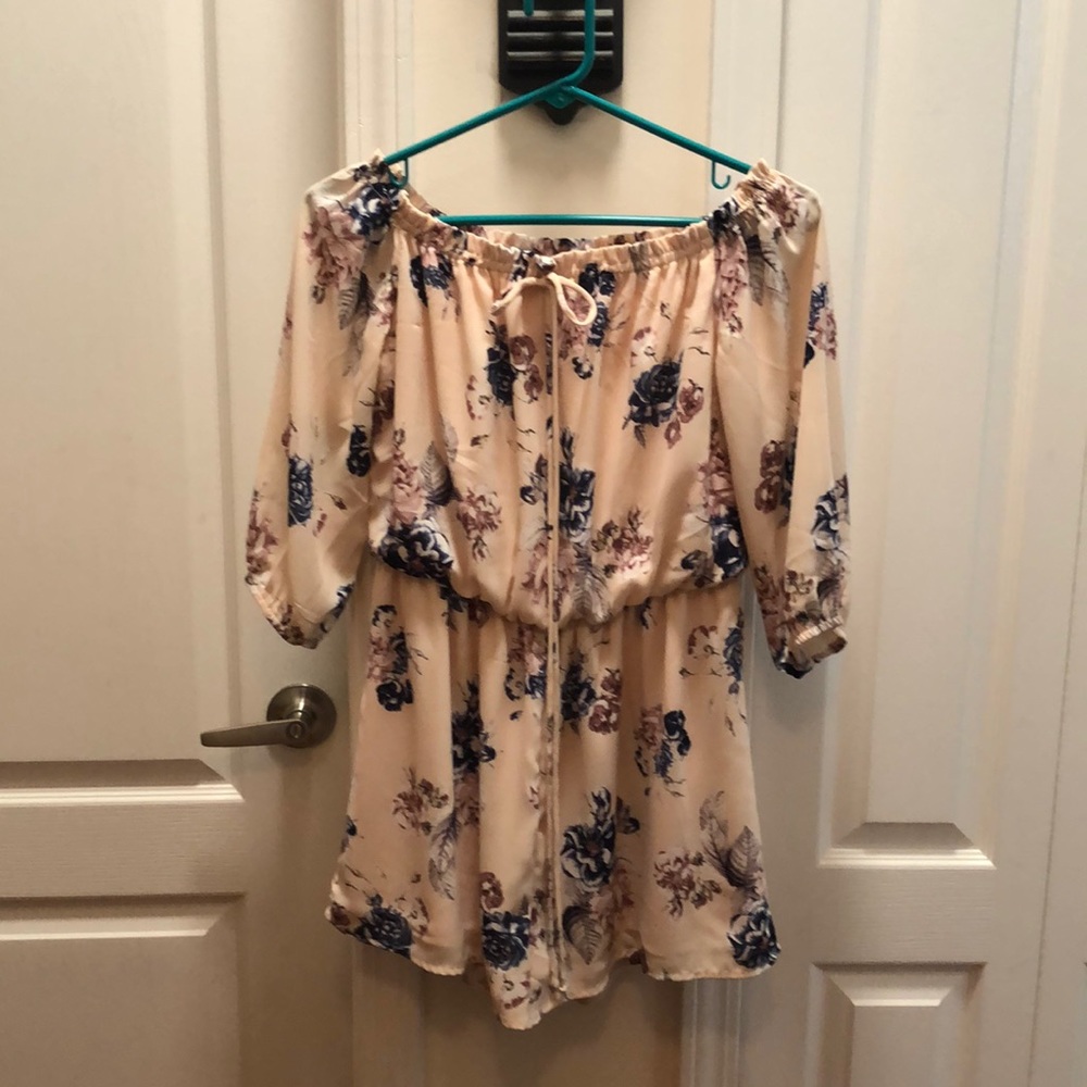 Papaya brand adult size M taupe w/ some blue and hints of brown flower print